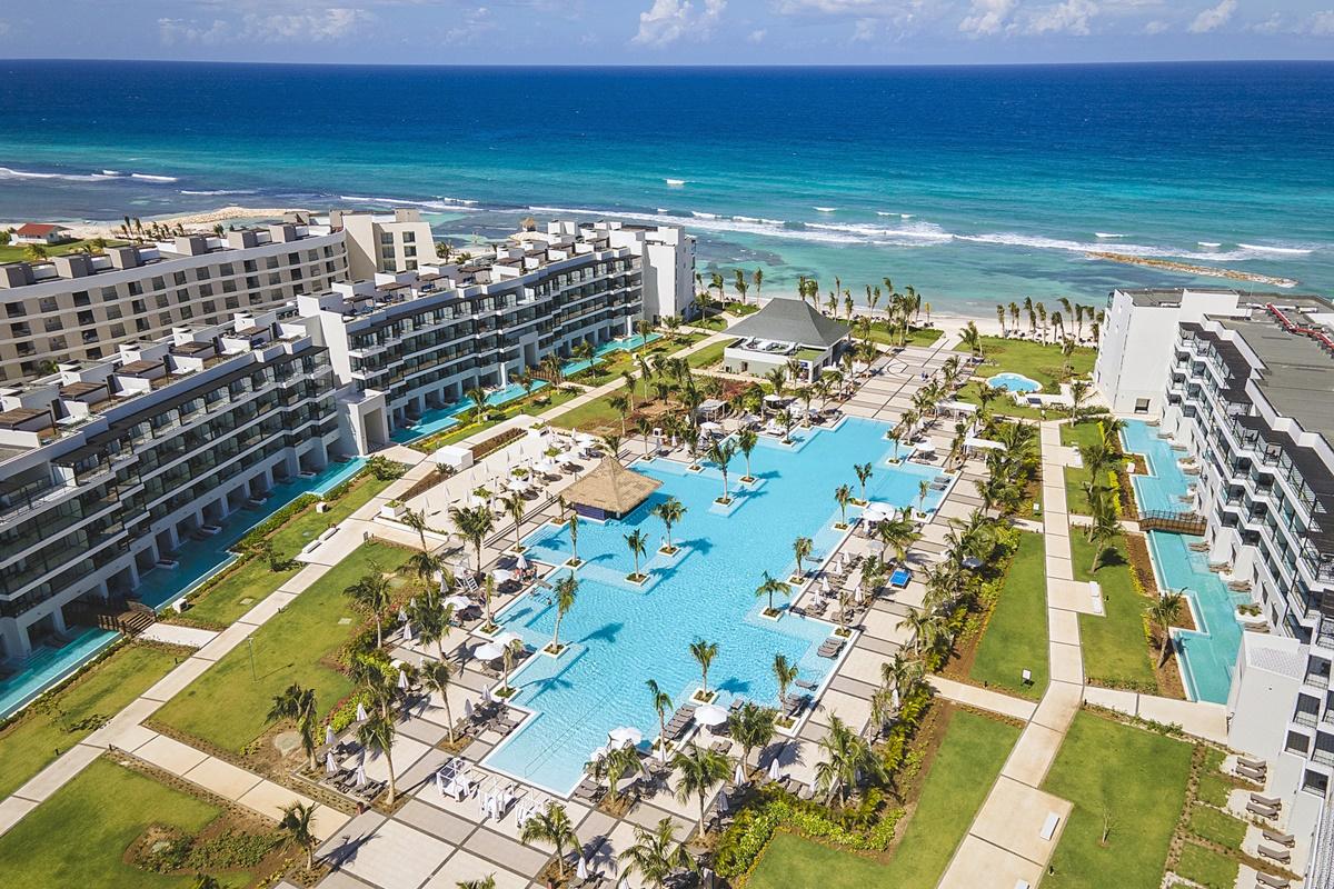 Отель Ocean Eden Bay (Adults Only) Spring Rises Экстерьер фото Aerial view of the resort