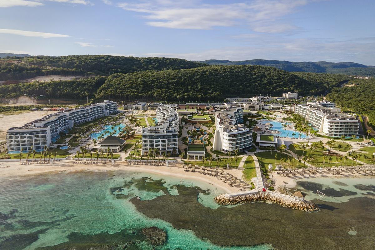 Отель Ocean Eden Bay (Adults Only) Spring Rises Экстерьер фото Aerial view of the resort