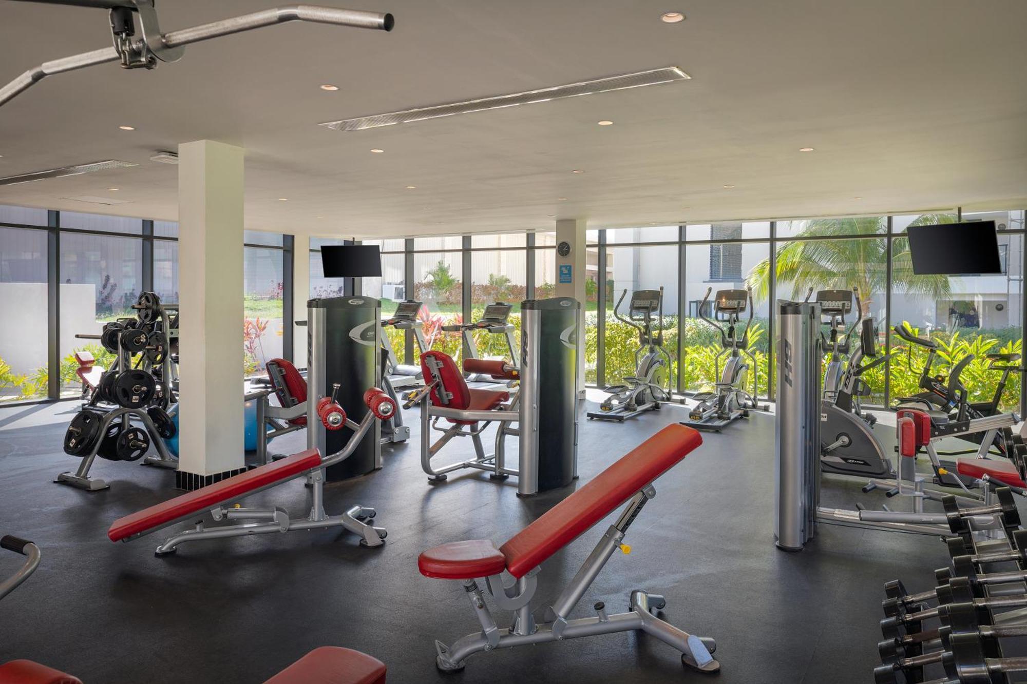 Отель Ocean Eden Bay (Adults Only) Spring Rises Экстерьер фото The gym at the hotel