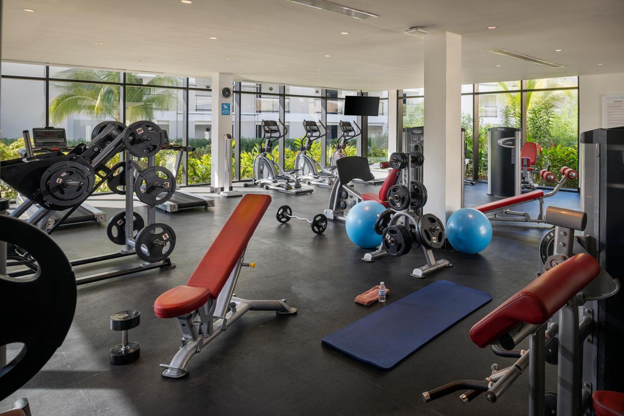Отель Ocean Eden Bay (Adults Only) Spring Rises Экстерьер фото The gym at the hotel